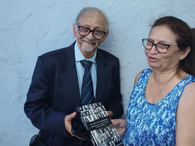 Dr. Bharat Shah receiving a book from Mrs. Armaity (Mother of a transplant recipient)